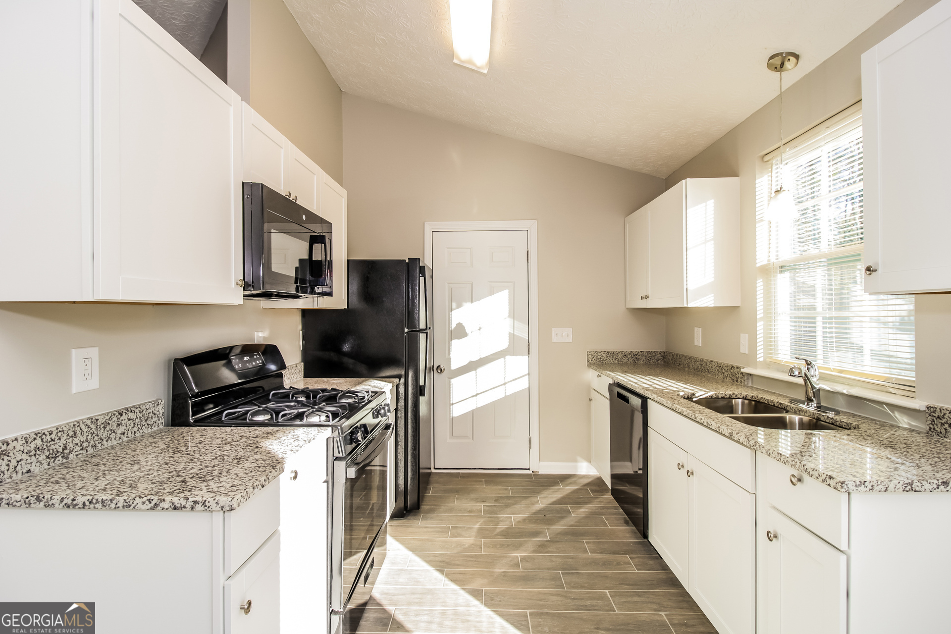 IRONGATE/SANTA ANNA - Residential Lease