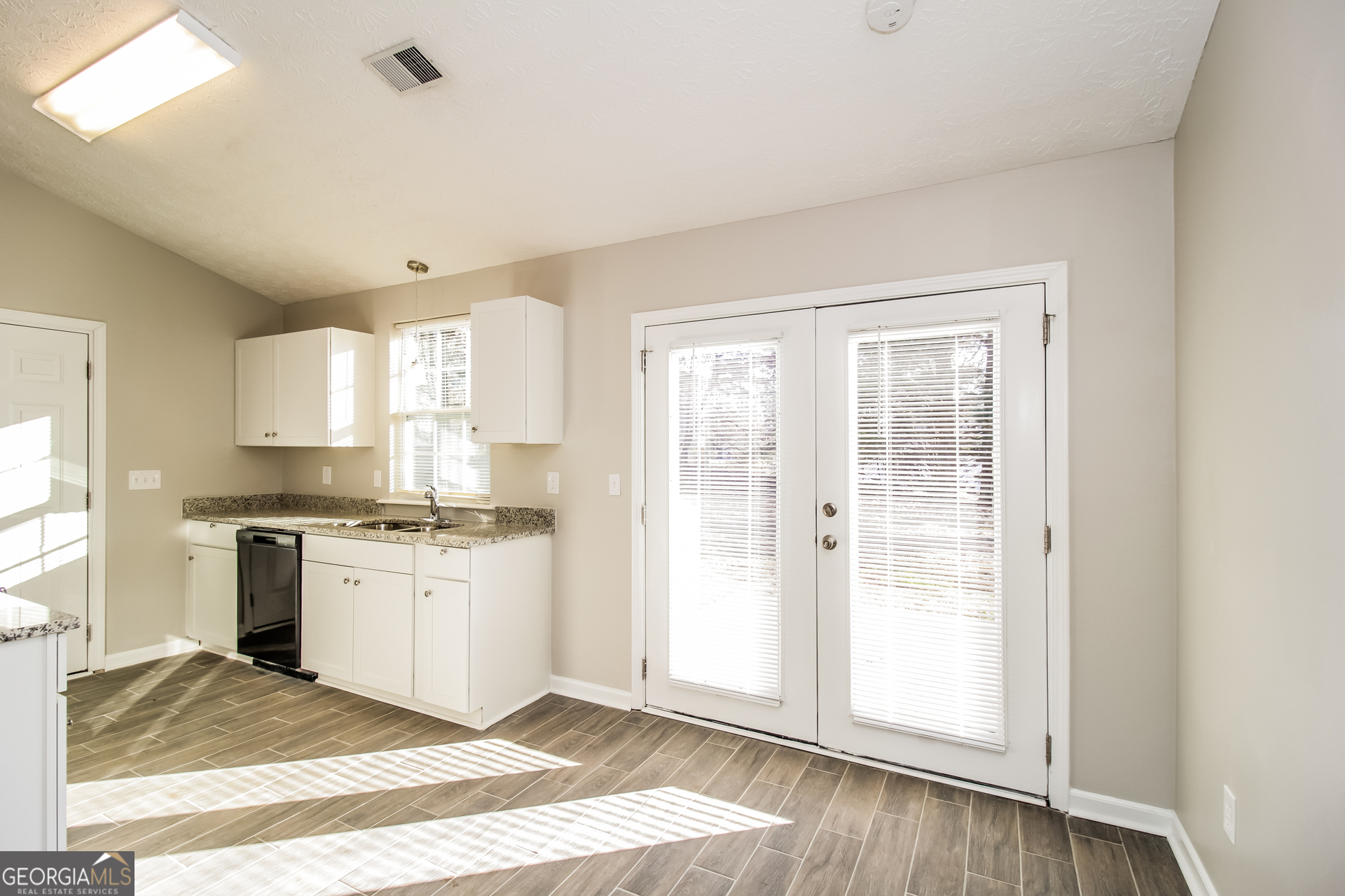 IRONGATE/SANTA ANNA - Residential Lease