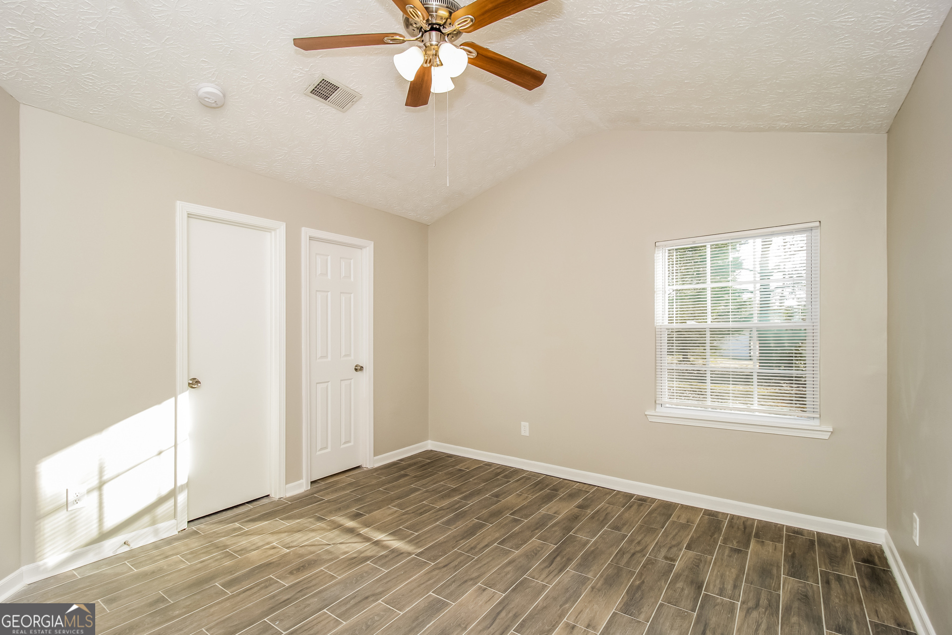 IRONGATE/SANTA ANNA - Residential Lease