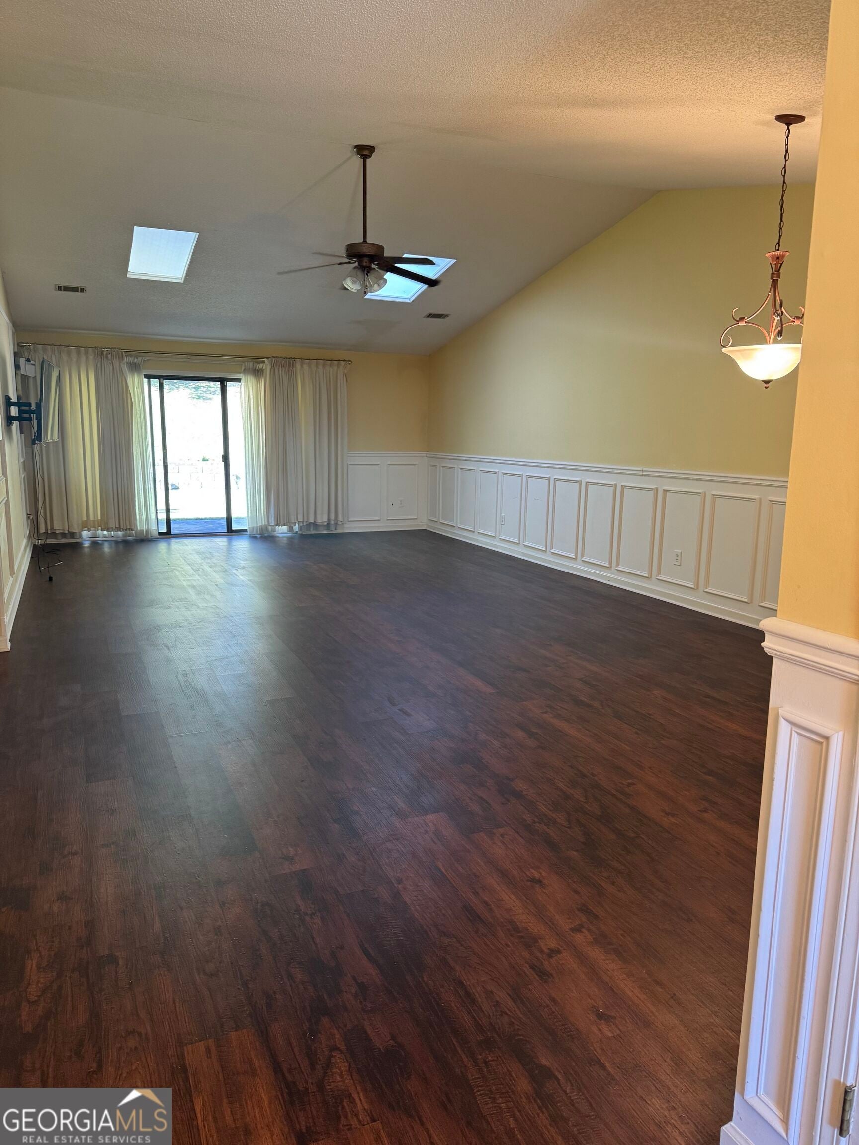 7177 Woodridge LN