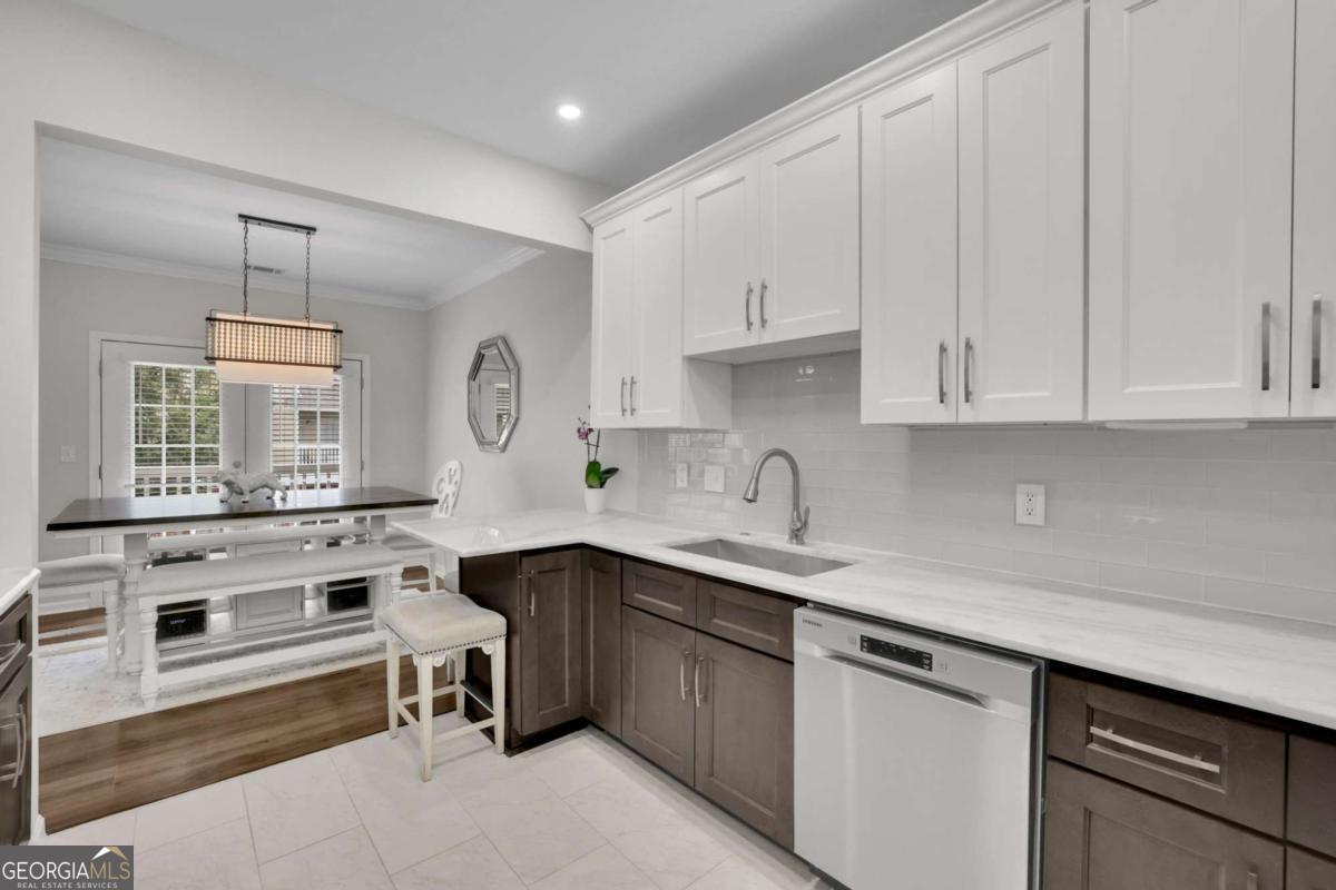 5105 WOODLAND LN