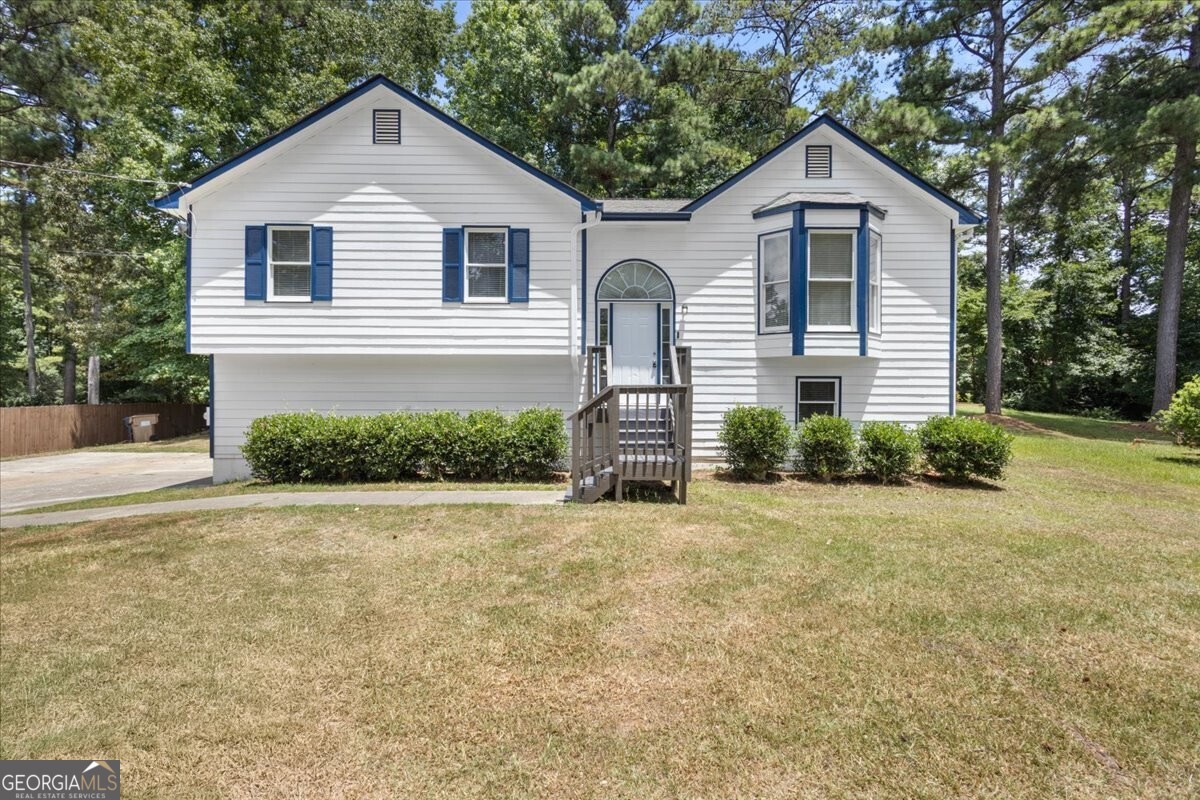Nice split-level home in Douglasville! 624 Silverthorne Circle features 5 bedrooms, 2 bathrooms, and a one-car garage with an extra storage room, all in an HOA-free neighborhood with great curb appeal. The exterior and interior were freshly painted in 2024, and the roof and HVAC were also replaced in 2024 as well. Enjoy a grassy front yard and a split foyer leading to a two-story family room. The kitchen includes stained cabinets, a gas oven, and an eat-in breakfast area with access to the back deck. The primary suite offers a private tub/shower combo, with two additional bedrooms upstairs. The lower level includes additional garage space and two bedrooms. The private backyard and well-maintained condition make this a fantastic opportunity in Silverthorne