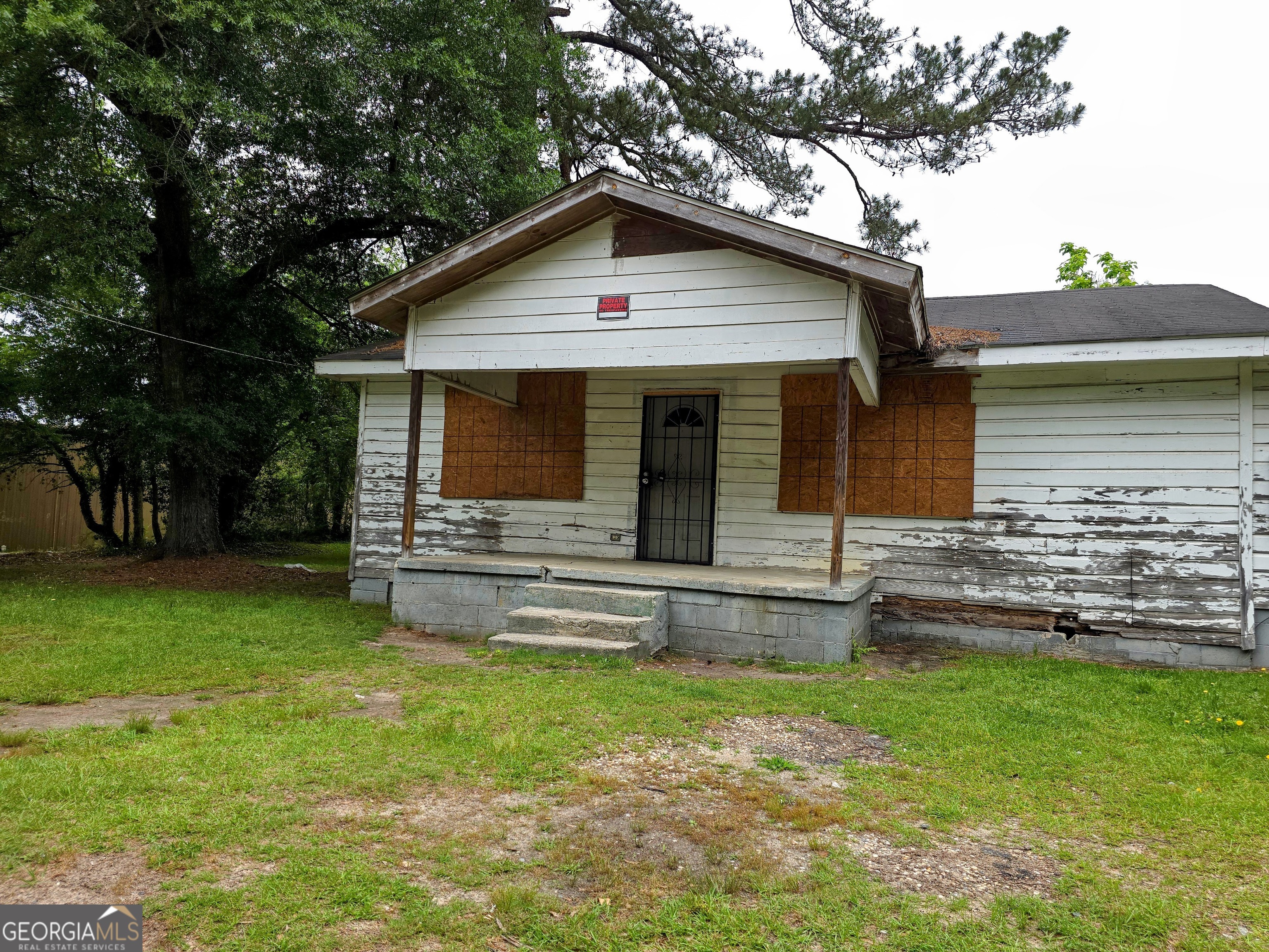 Investor's Delight will not last long! This 2-bedroom, 1-bath home offers solid potential with a spacious layout that includes a den-perfect for converting into a 3rd bedroom. The home features a dedicated dining room, an eat-in kitchen, a washroom just off the kitchen, and a hallway closet for additional storage. Sitting on a generous 0.48-acre lot, there's plenty of outdoor space for future improvements or expansion.