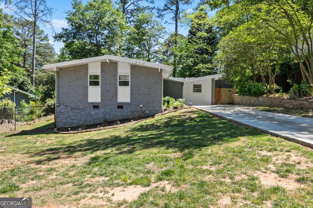 Photo of 2485 Wentworth Drive NE, Atlanta, GA 30345 (MLS # 10735011)
