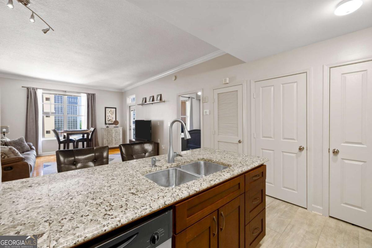 1101 Juniper ST NE 1216