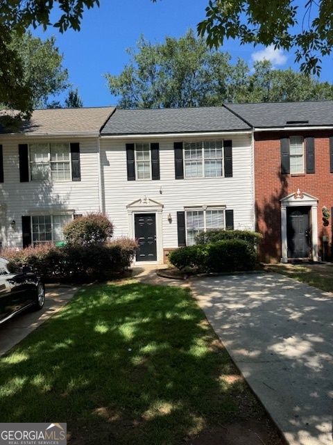 Well maintained townhouse featuring hard surface counter tops, laminate floors, new roof , new interior paint. Close to schools shopping and public transportation.