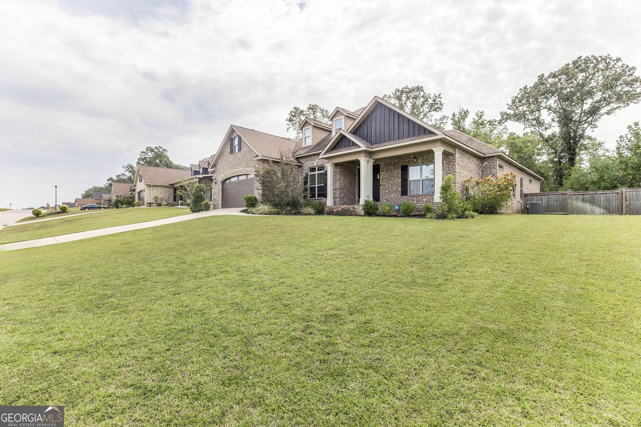 216 Rustic Live Oak TRL