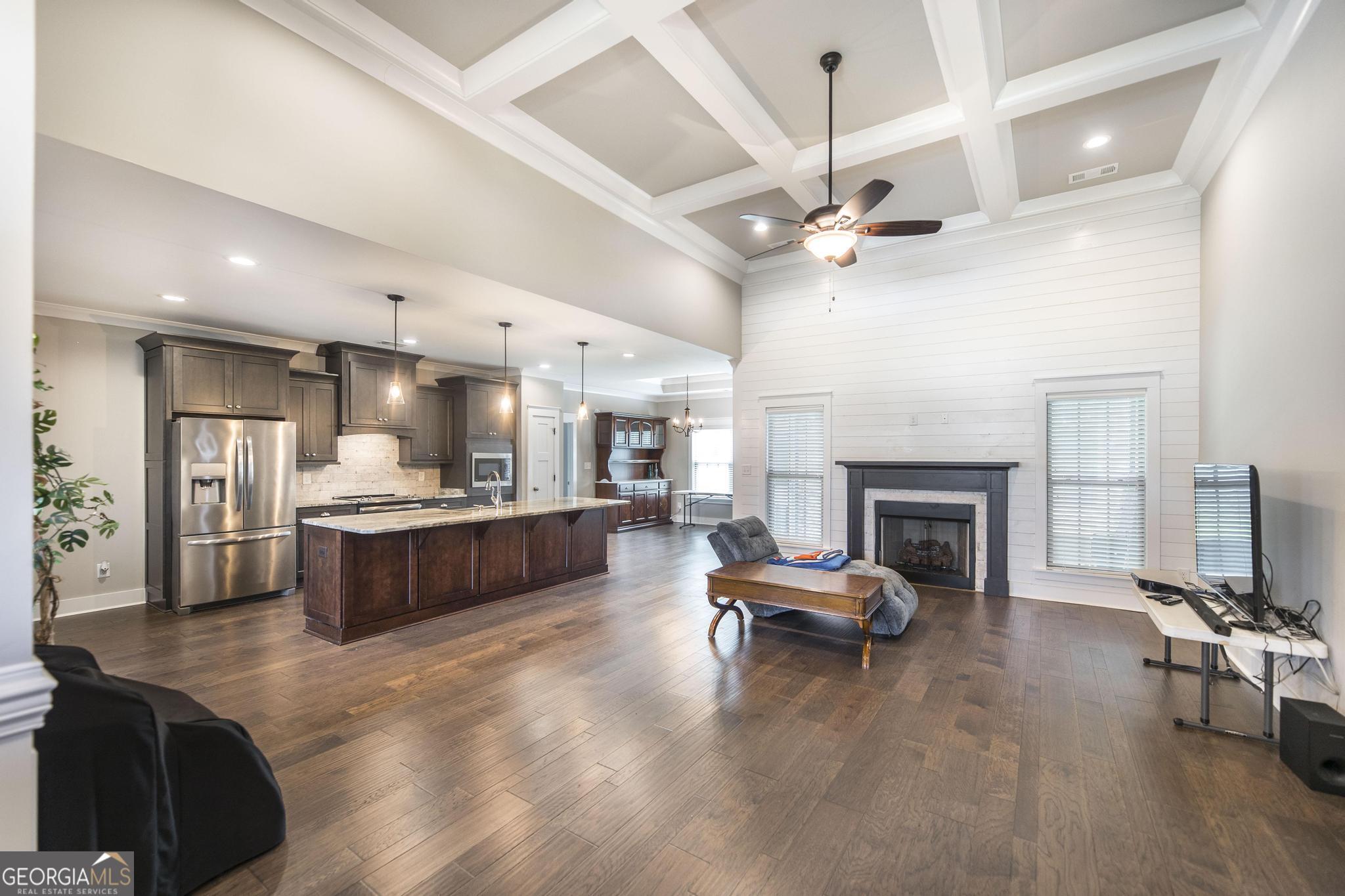 216 Rustic Live Oak TRL