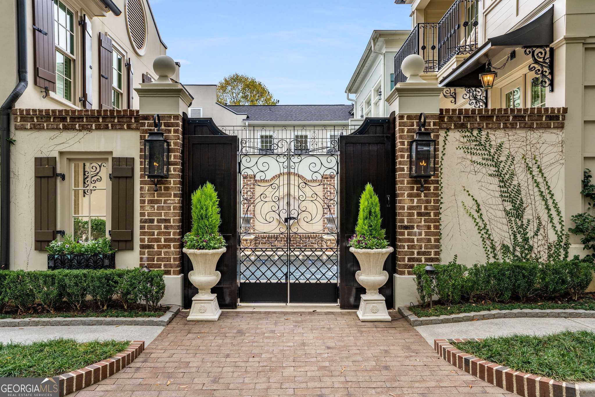 301 Abercorn SQ