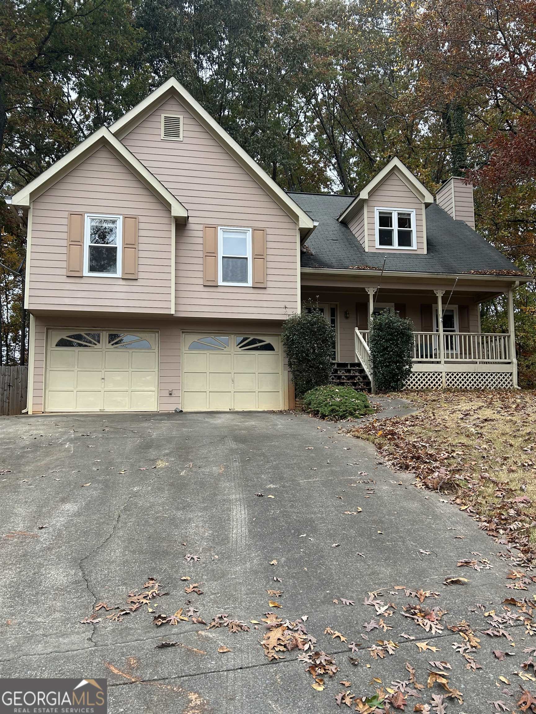 Price Improvement. This home is priced to sell! Welcome home to this beautiful 3 bedroom, 2 bath home located on an incredible cul-de-sac lot. NO HOA fee. HVAC replaced in 2022 and water heater replaced in 2019. There is a large extra room that can be used as a 4th bedroom, playroom or office. Enjoy the open concept kitchen with eat-in space and built in shelves. Relax in the en-suite bathroom in the master bedroom which includes a large soaking tub. The garage boasts an extra space with tool bench. Step outside to a large fenced in backyard with deck. Perfect for entertaining. Conveniently located to I-575, I-75, shopping, restaurants and minutes to downtown Woodstock.
