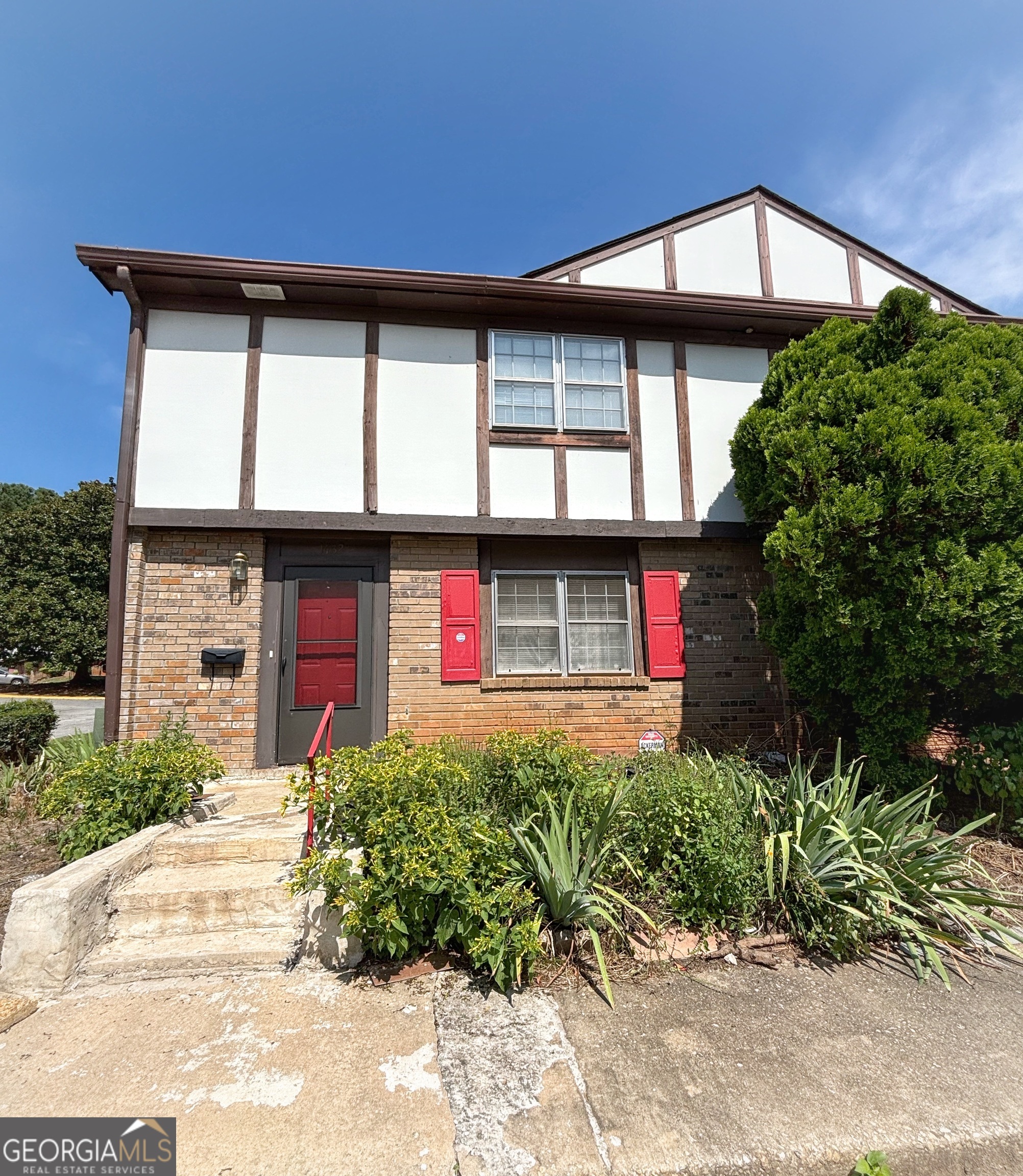 This spacious townhome is ready for a new family. End unit and one of the largest floor plans in the subdivision. Kitchen with oak cabinets and granite countertops. Separate formal dining room, living room and family room. Upstairs a very generous sized owner's suite is featured with an ensuite bathroom and 2 closets. There are 2 additional guest bedrooms and full bath. The property is conveniently located with easy access to shops (in particular the Dekalb Farmer's Market) and Hwy 78 for an easy commute. Well maintained community.