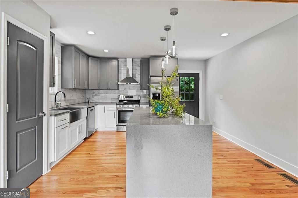 670 Parker AVE