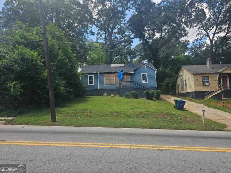 CALLING ALL INVESTORS! A great investment opportunity awaits. Close to shops and schools. Convenient location just minutes away to Grant Park, The Beacon, The Beltline, The Westside, Downtown South Atlanta, and the Hwy! Great Potential in a Prime Location!