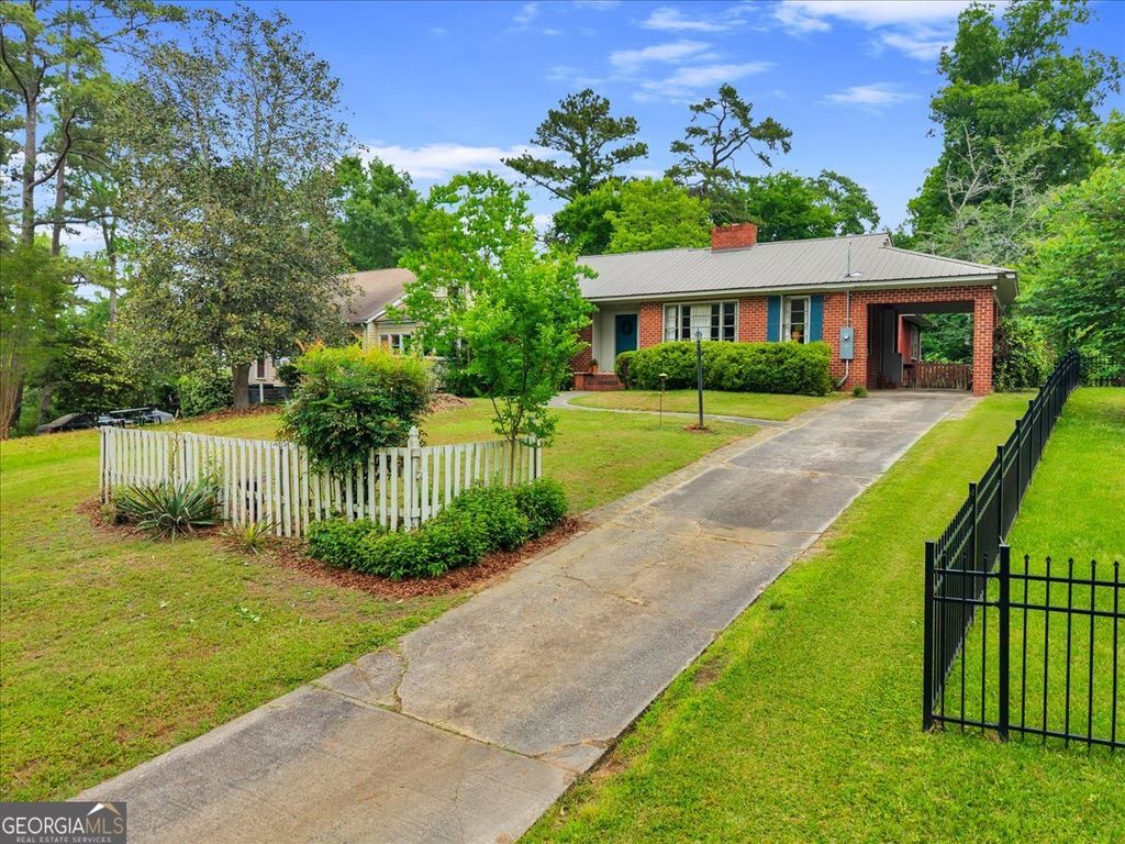 Photo of 525 Corbin Terrace, Macon, GA 31204 (MLS # 10765259)