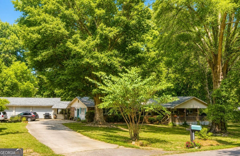 Photo of 3931 Green Drive, Gainesville, GA 30506 (MLS # 10834345)