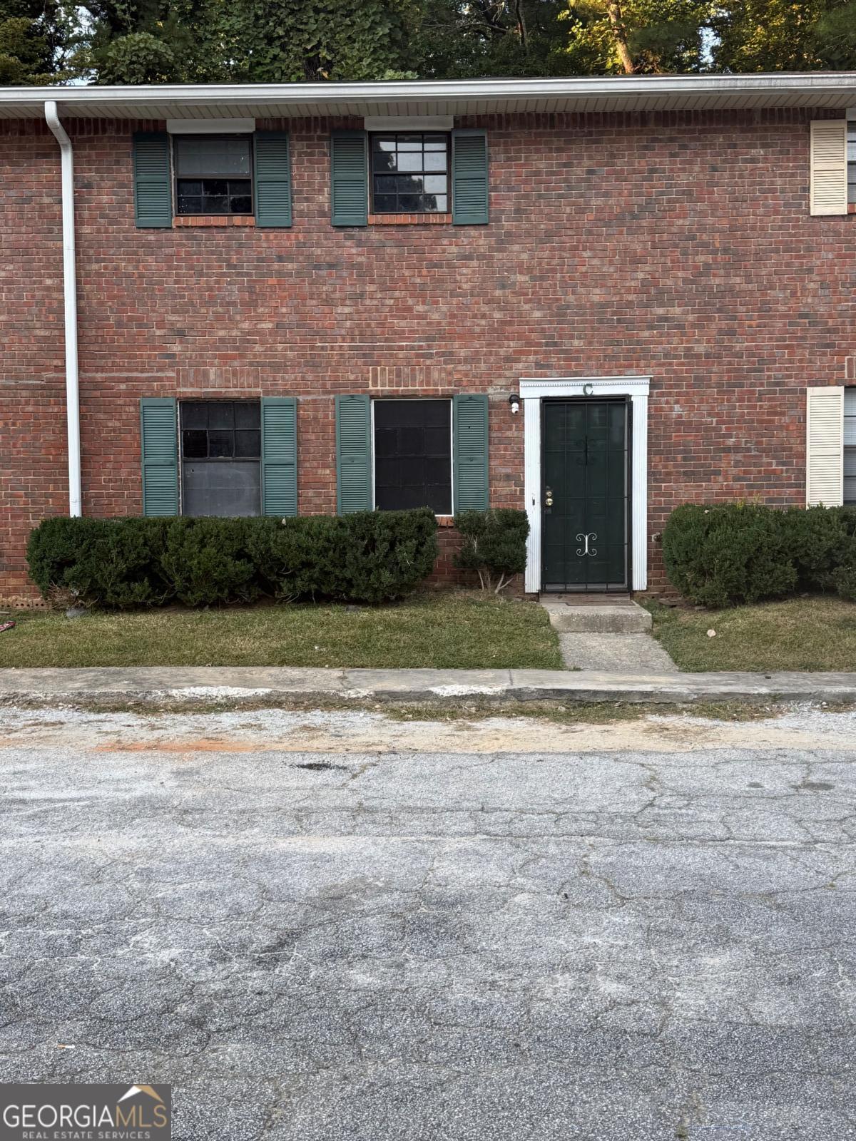 (Private Owner) Looking for a place that's both comfortable and convenient? This spacious 3 bedroom, 2.5 bath townhome has everything you need! The main floor features an open living area and kitchen that's great for cooking or entertaining. Upstairs, you'll find roomy bedrooms, including a primary suite with its own private bathroom. The location can't be beat-just minutes from major highways, shopping centers, and plenty of restaurants. You'll have easy access to everything while still enjoying a quiet community feel. This home is move-in ready and waiting for you!