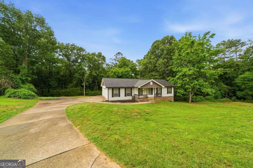 Photo of 516 Fieldwood Dr, Adairsville, GA 30103 (MLS # 10769852)