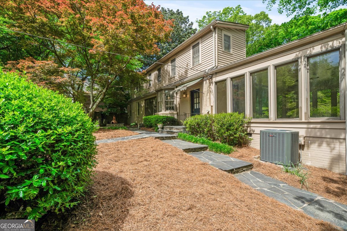 2039 Springlake DR NW