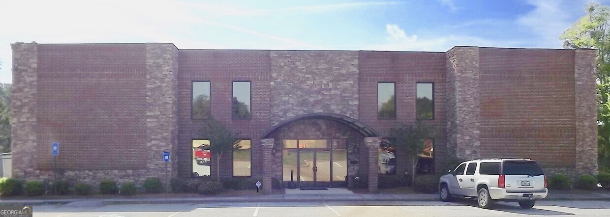 Just Listed! Office Warehouse Space for Lease! Great location in Winder! Over 4,000 square feet of high bay industrial space! Over 1,000 square feet of heated/cooled office space! Warehouse with drive through high bay door and already outfitted with heavy duty high bay storage rack & shelving for pallets. Office space includes reception lobby, executive office, 3 additional large offices, breakroom, restroom and large storage closet. Please call agent for more information and to schedule showing appointment. Price undisclosed, but competitive with the market!