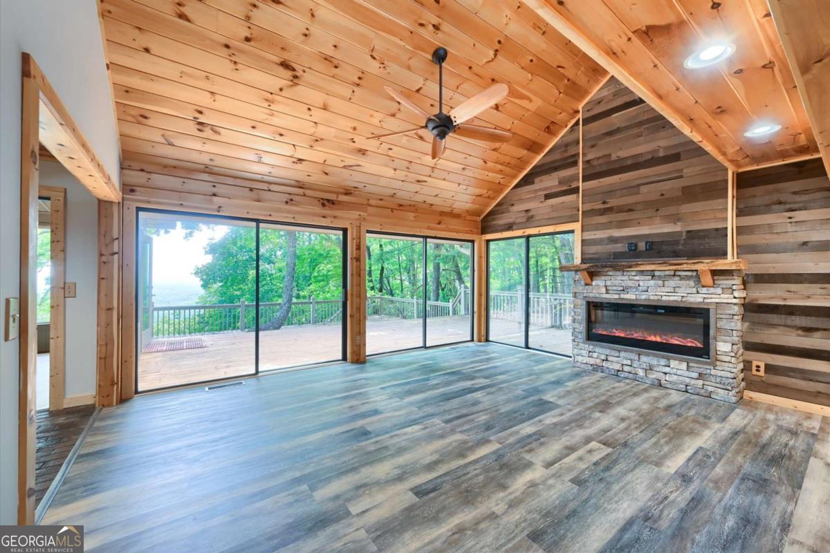 275 Ridgeview DR