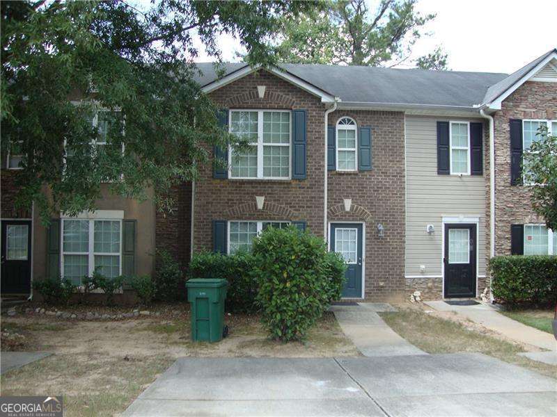 This charming 3-bedroom, 2.5-bathroom townhouse blends comfort and practicality in an effortless way. The thoughtful layout enhances flow and functionality, connecting the spacious living room, cozy dining area, and a well-equipped kitchen ideal for everyday living and entertaining. Upstairs, each bedroom provides ample space for rest and rejuvenation, with the primary suite offering a private ensuite to make mornings smooth and evenings serene. Whether you're looking to personalize or simply settle in, this well-maintained home is a wonderful canvas ready for your vision. Conveniently located near shops, dining, and other essentials, it offers both accessibility and charm. Don't miss the opportunity to make it your own-schedule a tour today and start imagining the possibilities.