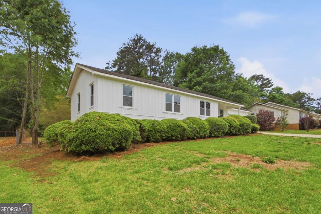 Photo of 6867 LAURELWOOD Drive, Douglasville, GA 30135 (MLS # 10770816)