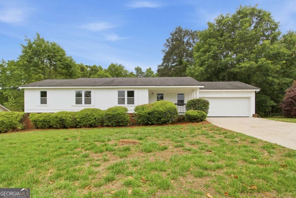 Photo of 6867 LAURELWOOD Drive, Douglasville, GA 30135 (MLS # 10770816)