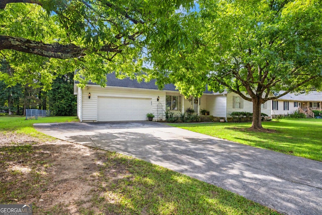 Photo of 1728 Honeybee Creek DR, Griffin, GA 30224 (MLS # 10846011)