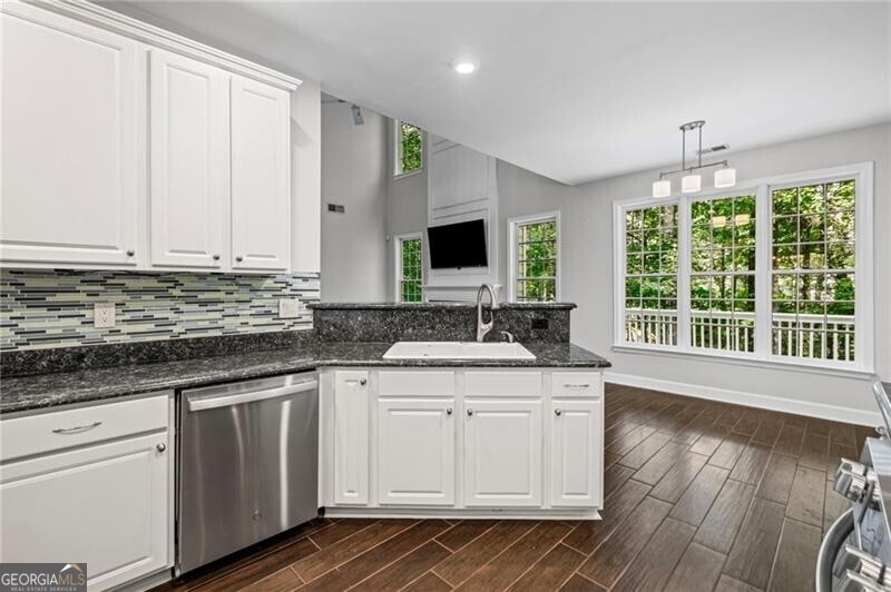 Roswell, Georgia 30075, United States, 6 Bedrooms Bedrooms, ,4 BathroomsBathrooms,Residential,Pending,212312