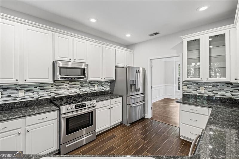 Roswell, Georgia 30075, United States, 6 Bedrooms Bedrooms, ,4 BathroomsBathrooms,Residential,Pending,212312