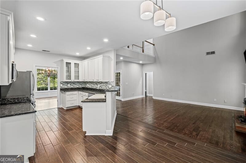 Roswell, Georgia 30075, United States, 6 Bedrooms Bedrooms, ,4 BathroomsBathrooms,Residential,Pending,212312