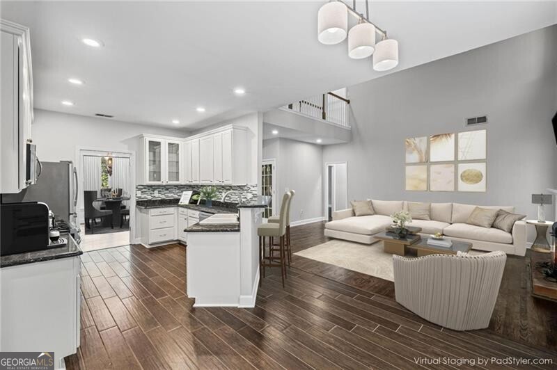 Roswell, Georgia 30075, United States, 6 Bedrooms Bedrooms, ,4 BathroomsBathrooms,Residential,Pending,212312