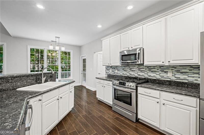 Roswell, Georgia 30075, United States, 6 Bedrooms Bedrooms, ,4 BathroomsBathrooms,Residential,Pending,212312