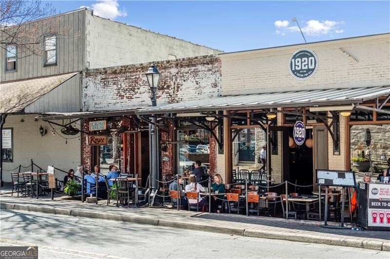 Roswell, Georgia 30075, United States, 6 Bedrooms Bedrooms, ,4 BathroomsBathrooms,Residential,Pending,212312