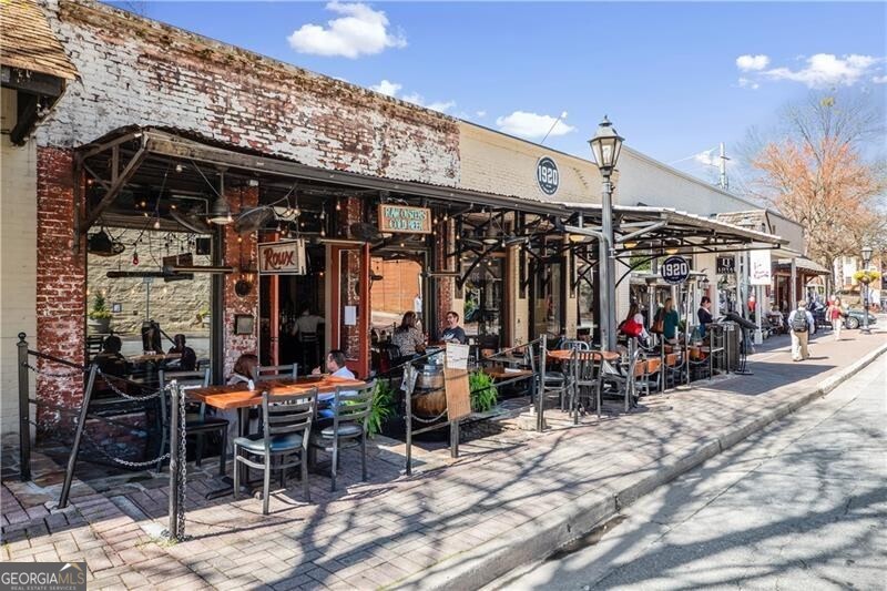 Roswell, Georgia 30075, United States, 6 Bedrooms Bedrooms, ,4 BathroomsBathrooms,Residential,Pending,212312