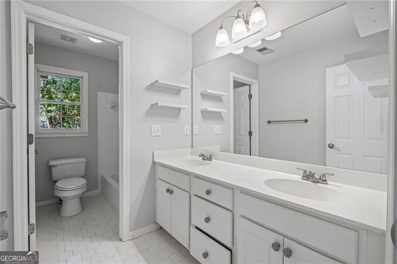 Roswell, Georgia 30075, United States, 6 Bedrooms Bedrooms, ,4 BathroomsBathrooms,Residential,Pending,212312