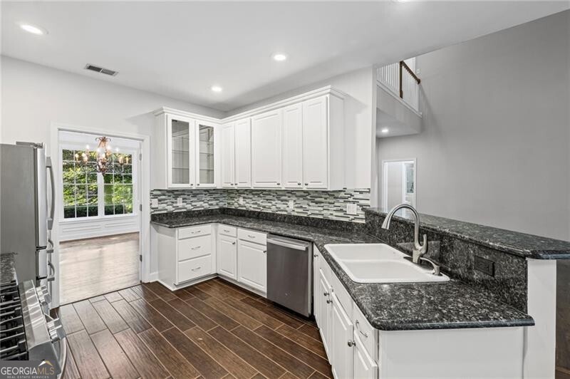 Roswell, Georgia 30075, United States, 6 Bedrooms Bedrooms, ,4 BathroomsBathrooms,Residential,Pending,212312