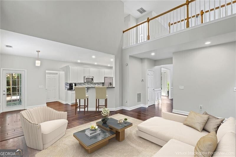 Roswell, Georgia 30075, United States, 6 Bedrooms Bedrooms, ,4 BathroomsBathrooms,Residential,Pending,212312