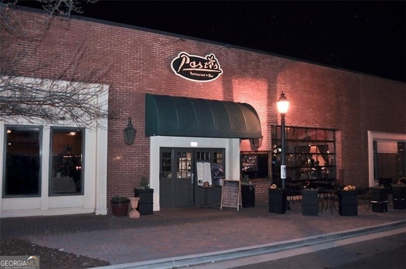 Roswell, Georgia 30075, United States, 6 Bedrooms Bedrooms, ,4 BathroomsBathrooms,Residential,Pending,212312