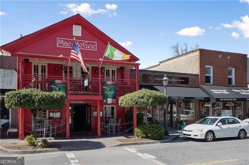 Roswell, Georgia 30075, United States, 6 Bedrooms Bedrooms, ,4 BathroomsBathrooms,Residential,Pending,212312