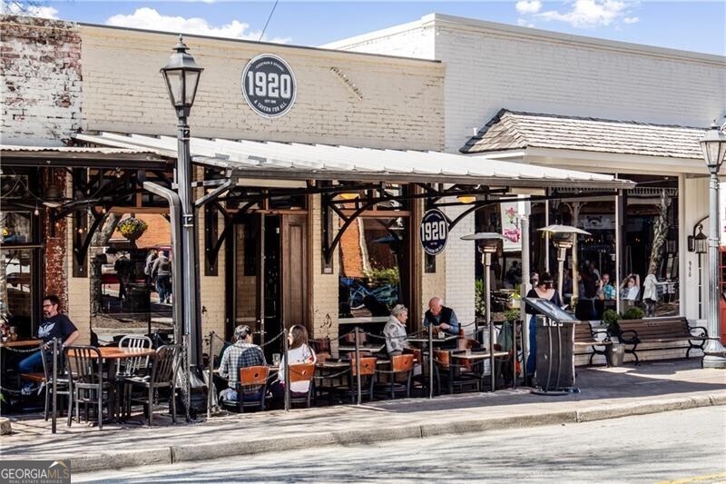 Roswell, Georgia 30075, United States, 6 Bedrooms Bedrooms, ,4 BathroomsBathrooms,Residential,Pending,212312