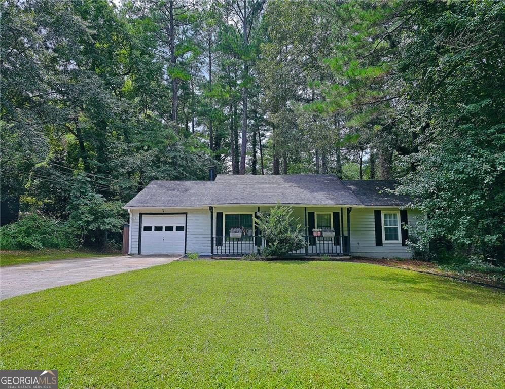 Welcome to Ridgemoor Subdivision! This open concept home features a huge family room with fireplace for all your entertainment needs. Dining area opens to a great kitchen with granite countertops and stainless steel appliances with eat-in breakfast area. Pantry has new shelving for maximum organization. There are 3 large bedrooms and 2 full bathrooms on a quiet private street in the cul de sac on almost 1/2 acre. Enjoy this ready to move in home today!! Easy Access to I-20 and I-285