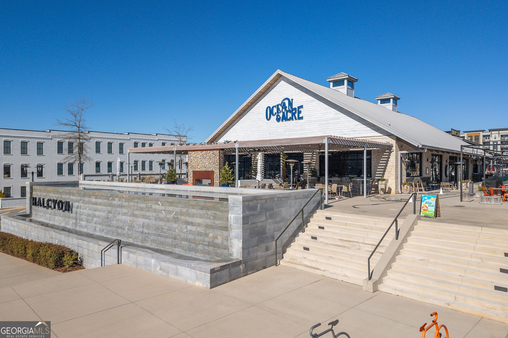 Alpharetta, Georgia 30005, United States, 3 Bedrooms Bedrooms, ,3 BathroomsBathrooms,Residential,Pending,79952