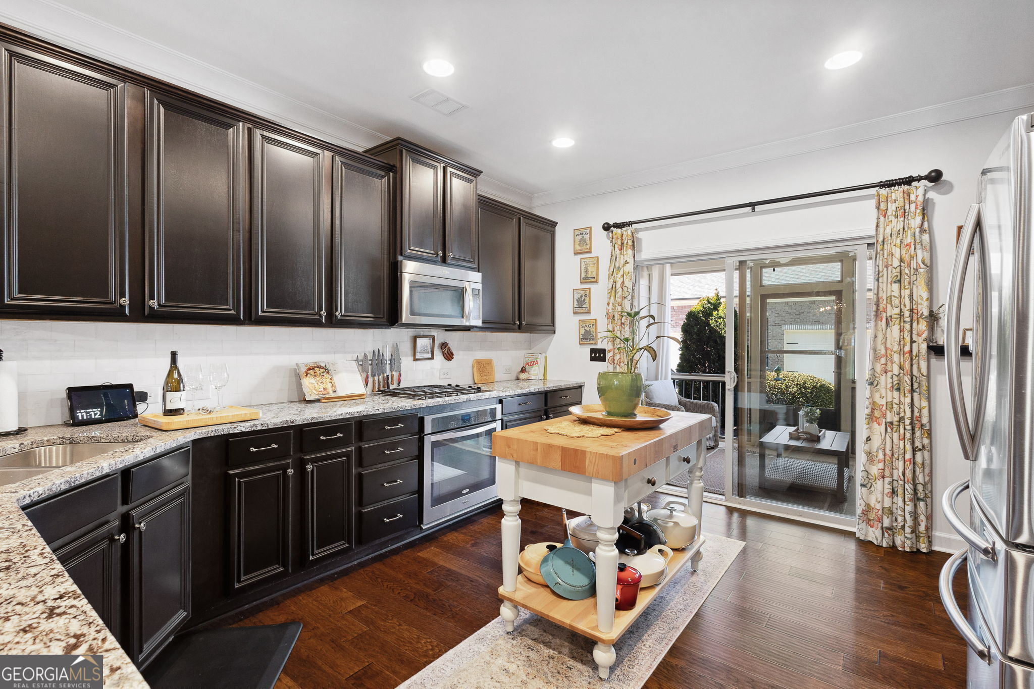 Alpharetta, Georgia 30005, United States, 3 Bedrooms Bedrooms, ,3 BathroomsBathrooms,Residential,Pending,79952