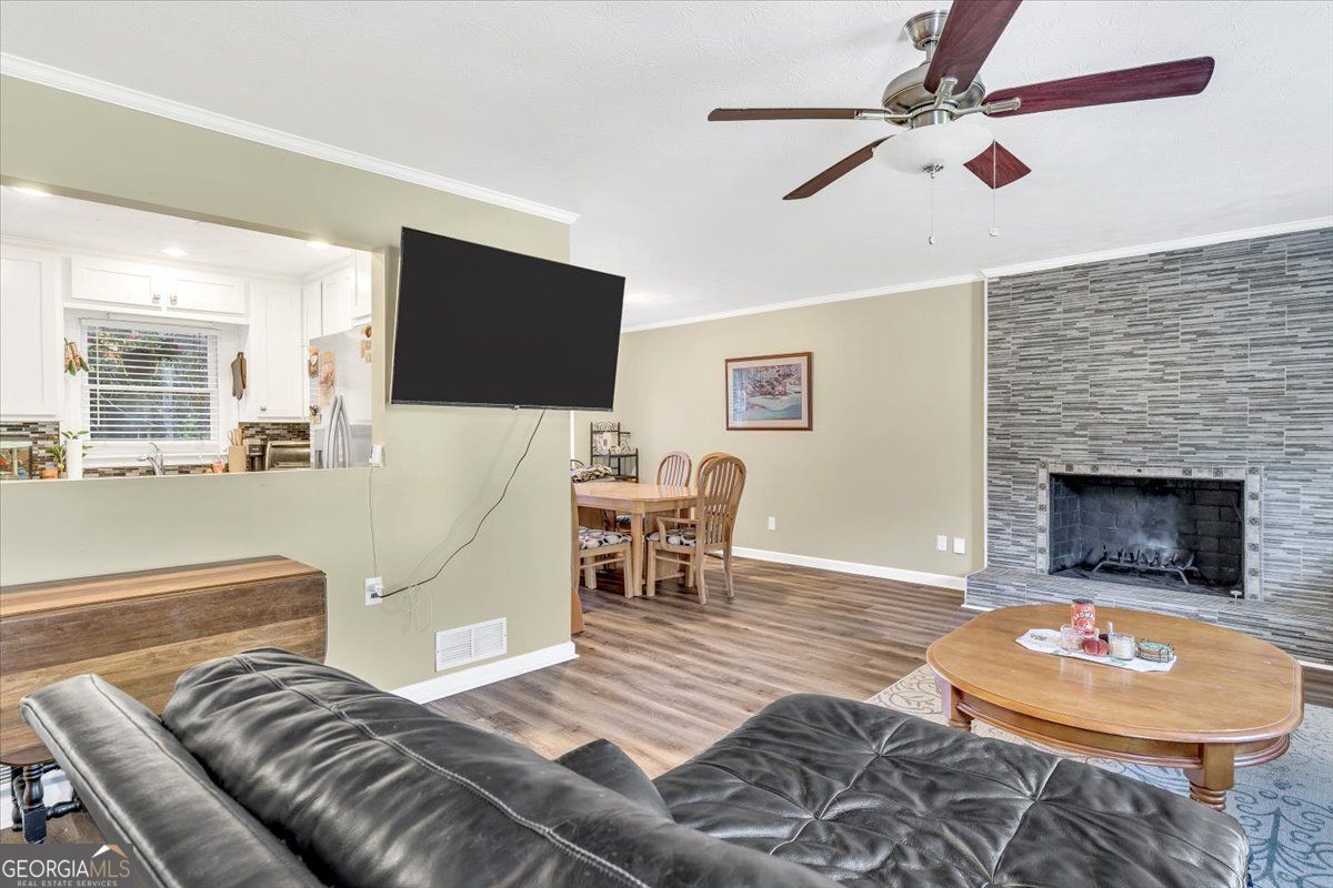 450 Valley Woods CIR SE