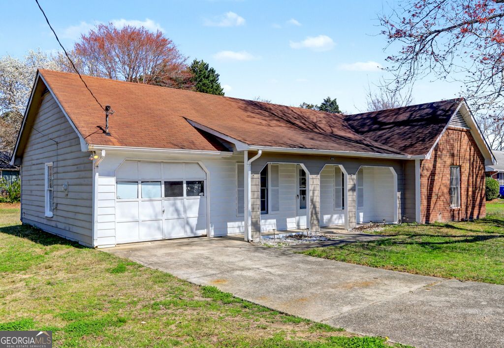 Photo of 608 S Jeff Davis Drive, Fayetteville, GA 30215 (MLS # 10811218)