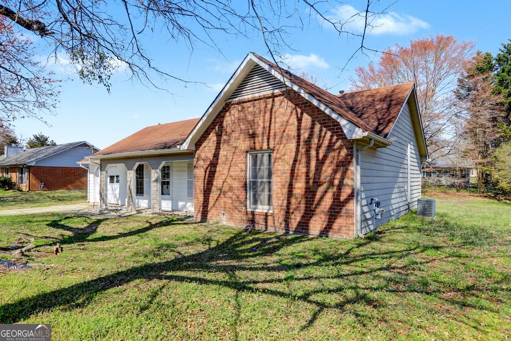 Photo of 608 S Jeff Davis Drive, Fayetteville, GA 30215 (MLS # 10811218)