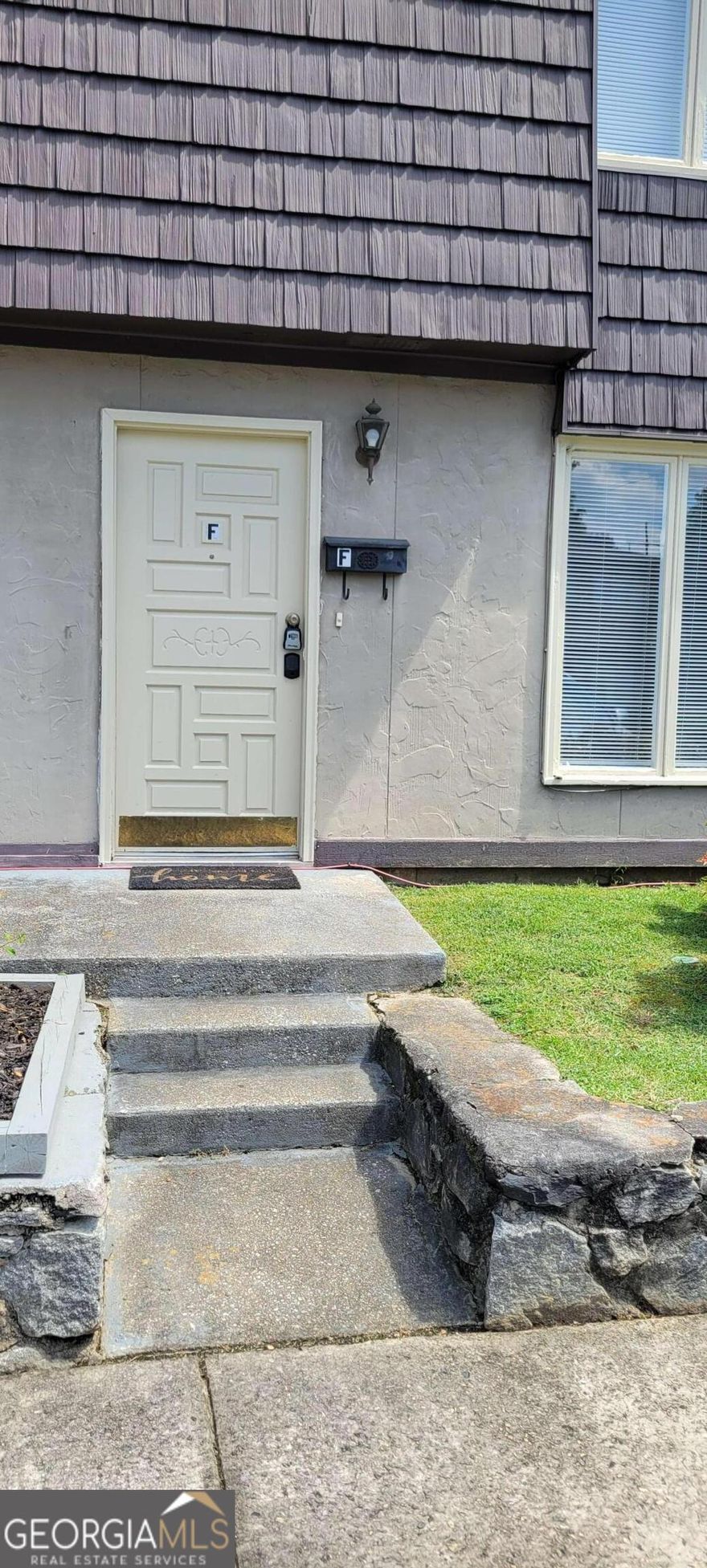 Beautiful 2 bedrooms, (one with fireplace) 1.5 baths, fenced back yard, big pool and clubhouse, dog park. Tennis Court, several visitor park spaces, 2 parking for unit. Lot of green spaces. Good for students at Life Univeristy. Close to Truist Park, cumberland, next to I285 and I75. The HOA includes water, gas, trash, sewer, landscaping, outside maintenance and insurance, pest control - no worries.