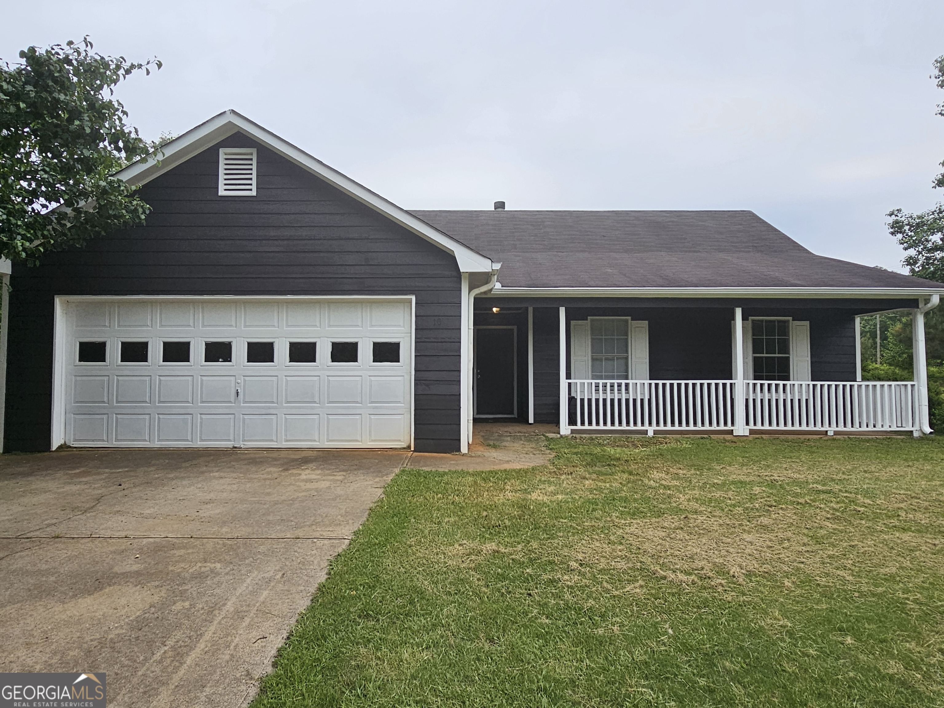 Conveniently located near Rockdale and Henry County. 3 bedrooms/2 bathrooms with a fireplace. Has a large backyard.