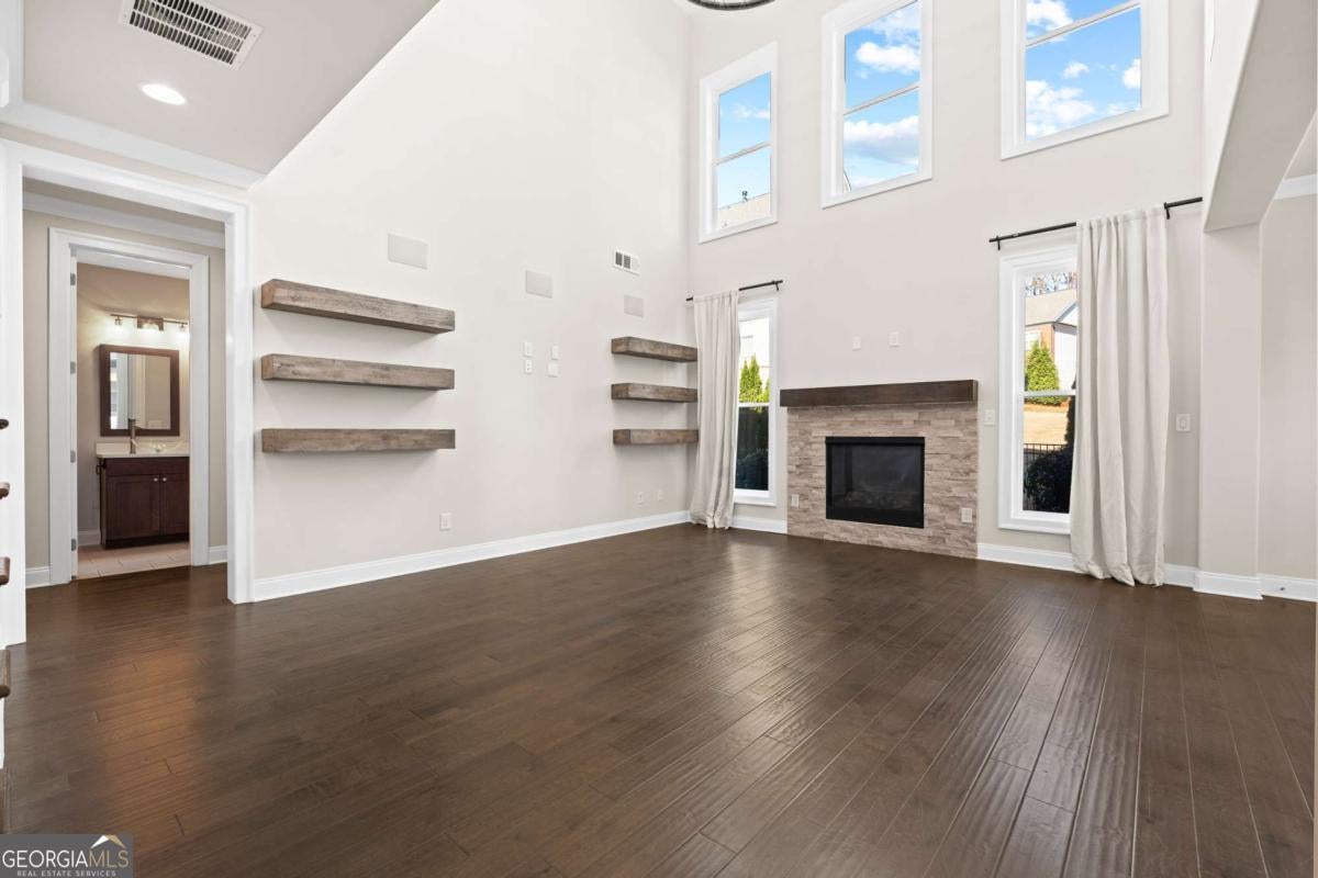 560 Hannaford Walk